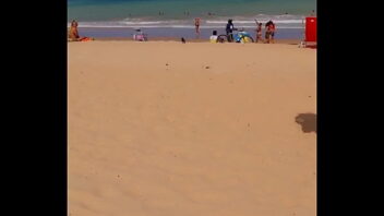 Donne In Bikini In Spiaggia