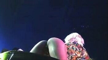 Miley Cyrus Peeing