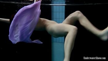 Nude In Piscina