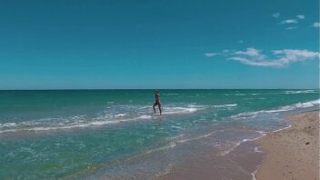 Ragazza Nuda In Spiaggia